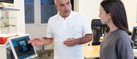 Dr. Jilavu erklärt Ultraschallbefund an Patientin – Orthopädie Wien