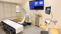 Siemens Cios Fit C-Bogen im Behandlungsraum des Orthopädiezentrums Wien für röntgengestützte Schmerztherapie