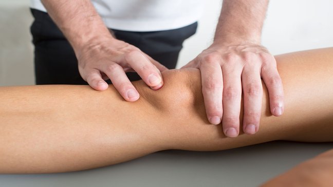 Orthopädiezentrum Wien - Mb. Osgood-Schlatter bei einer Person, die eine Untersuchung des Knies erhält