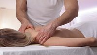 Orthopädiezentrum Wien - Frau erhält Osteopathie im Rahmen einer manuellen Therapie.