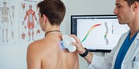Wirbelsäulenanalyse mit Medi-Mouse – Patientin bei orthopädischer Rükenuntersuchung in Wien