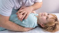 Orthopädiezentrum Wien - Kinderorthopädie, therapeutische Behandlung eines Kindes durch einen Orthopäden.