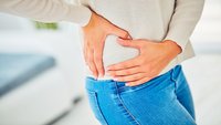 Orthopädiezentrum Wien - Freie Gelenkkörper bei einer Person, die ihre Hüfte hält