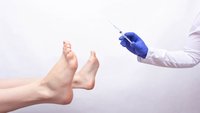 Orthopädiezentrum Wien - Arzt führt Botulinumtoxin-Injektion im Rahmen einer Schmerztherapie durch.