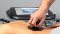 Orthopädiezentrum Wien - Eine Person führt Stimawell-Therapie im Rahmen einer Physikalischen und Elektrotherapie durch