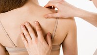 Spezialisierte orthopädische Untersuchung – Therapeut behandelt Patient in Wien