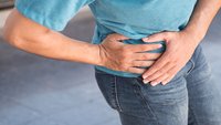 Orthopädiezentrum Wien - Hüftarthrose bei einer Person, die ihre Hüfte hält