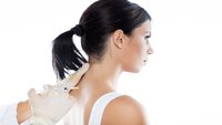 Orthopädiezentrum Wien - Frau erhält Neuraltherapie im Rahmen einer Schmerztherapie. 