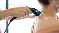 Orthopädiezentrum Wien - Person führt Ultraschalltherapie im Rahmen einer Physikalischen und Elektrotherapie durch