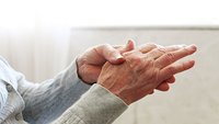 Orthopädiezentrum Wien – Rheumatische Erkrankungen bei einer älteren Person mit Schmerzen in den Händen.
