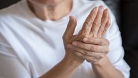 Orthopädiezentrum Wien - Rheumatoide Arthritis bei einer Person, die Schmerzen in den Händen hat.