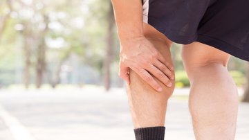 Orthopädiezentrum Wien - Eine Person greift sich an den Unterschenkel aufgrund von Beschwerden durch Polyneuropathie.