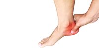 Orthopädiezentrum Wien - Kind hält sich die Ferse aufgrund von Schmerzen durch eine Apophysitis calcanei.