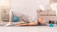 Orthopädiezentrum Wien - Frau führt Rückenschulung im Rahmen einer Bewegungstherapie aus.
