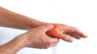 Orthopädiezentrum Wien - Fingerpolyarthrosen bei einer Person, die Schmerzen im Fingerbereich zeigt