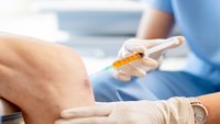 Orthopädiezentrum Wien - Arzt führt Arthrosetherapie im Rahmen einer Schmerztherapie durch.