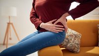 Orthopädiezentrum Wien - Hueftdysplasie bei einer Person, die ihre Hüfte hält