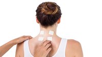 Orthopädiezentrum Wien - Frau erhält TENS-Behandlung im Rahmen einer Physikalischen und Elektrotherapie