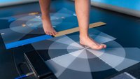 Orthopädiezentrum Wien - Person führt Ganganalyse im Rahmen einer Bewegungstherapie aus.