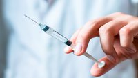 Orthopädiezentrum Wien - Arzt bereitet Sakroiliakalinjektion unter bildwandler- und ultraschallgestützter Kontrolle vor.