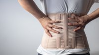 Orthopädiezentrum Wien - Person trägt ein Mieder zur Stabilisierung des Rückens im Rahmen einer unterstützenden Therapie.