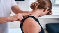 Orthopädiezentrum Wien - Therapeut führt Heilgymnastik im Rahmen einer manuellen Therapie an einer Patientin aus.