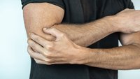 Orthopädiezentrum Wien - Mann hält seinen Ellenbogen aufgrund eines Olecranonsporns