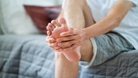 Orthopädiezentrum Wien - Fussschmerzen bei einer Person, die ihren Fuß hält