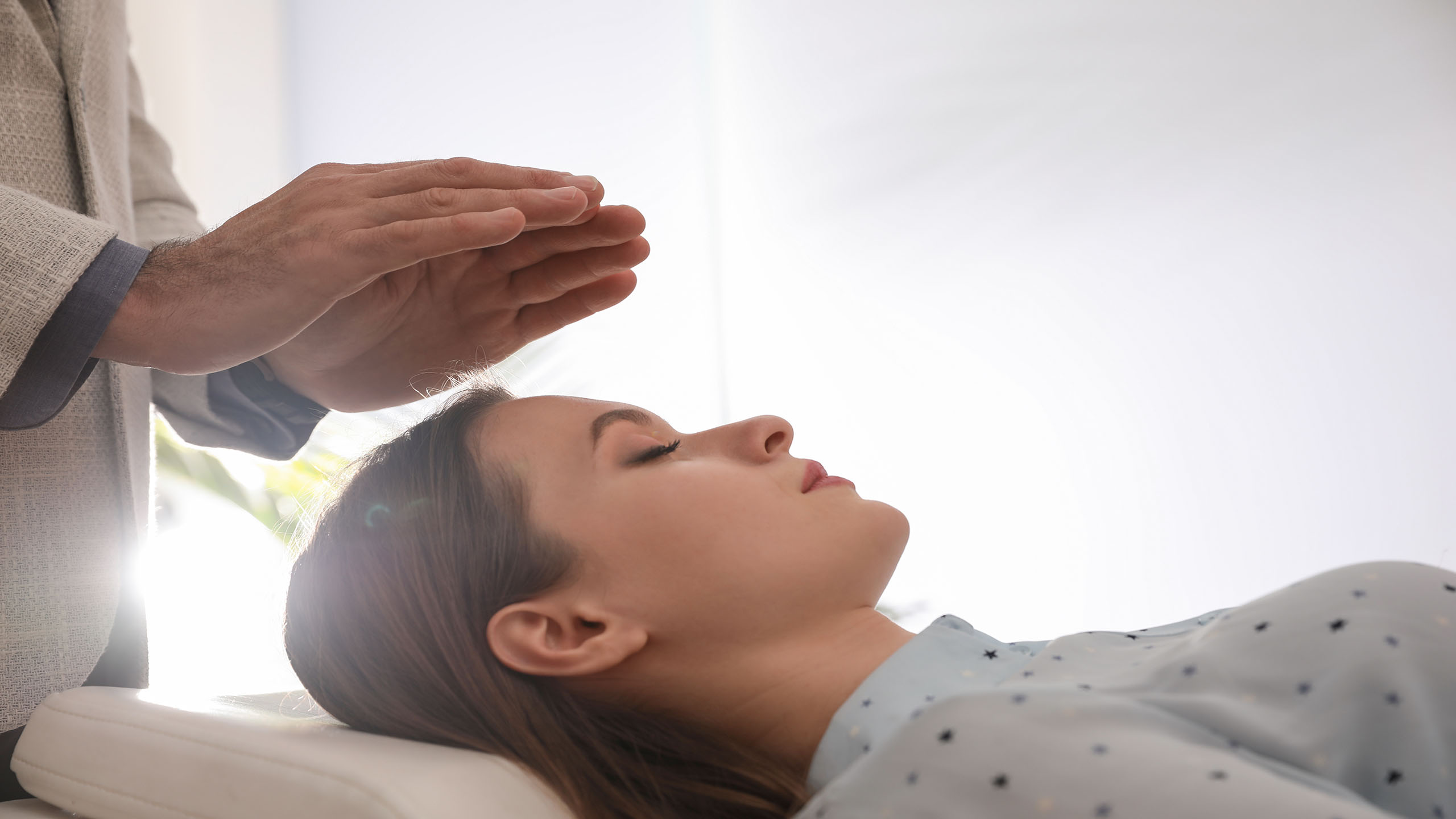 Orthopädiezentrum Wien - Person erhält Hypnotherapie im Rahmen von ergänzenden und alternativen Therapien.
